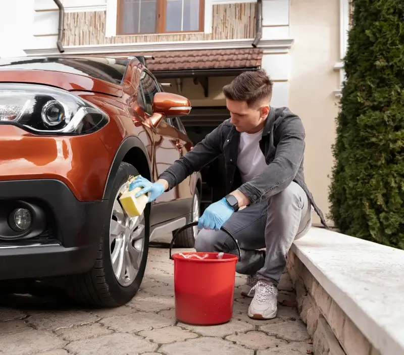 Lavage auto à domicile Épieds-en-Beauce : professionnel intervenant sur un véhicule